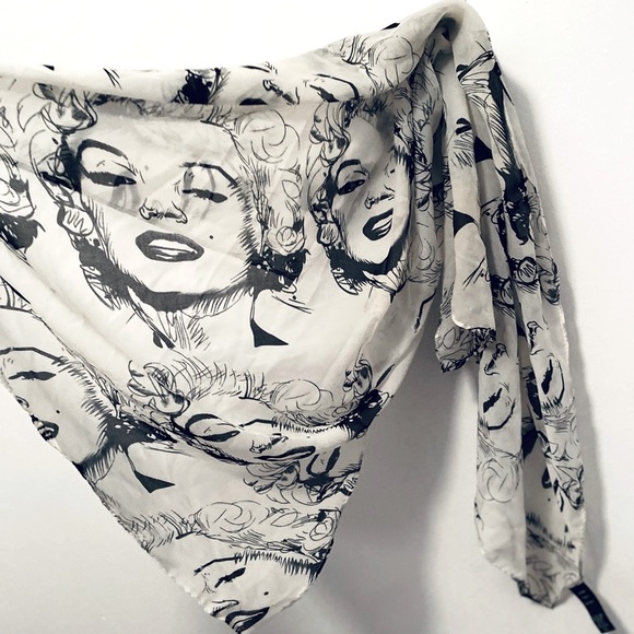 le chateau Accessories - Le Chateau scarf Marilyn Monroe black and white